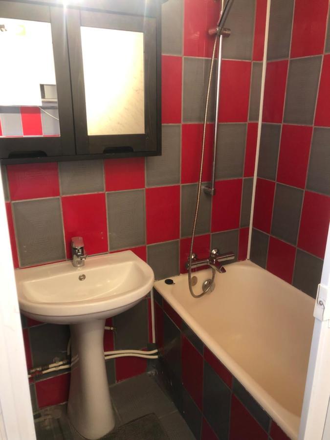 Lovely 1 Bedroom Apartment Close To Old Town Bucarest Esterno foto