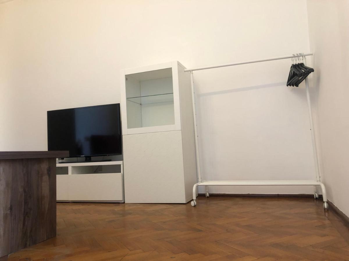 Lovely 1 Bedroom Apartment Close To Old Town Bucarest Esterno foto