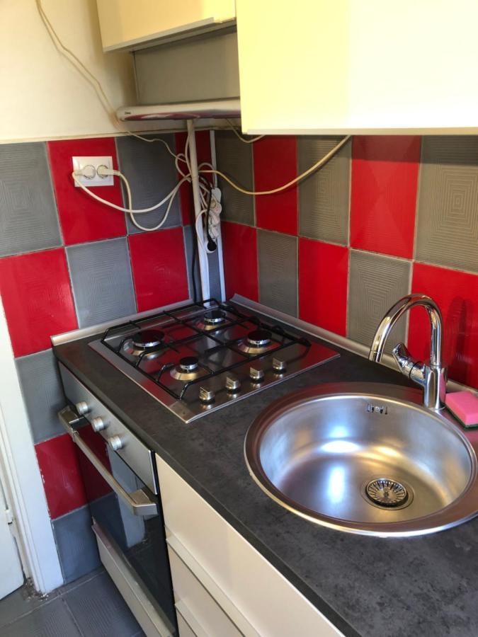 Lovely 1 Bedroom Apartment Close To Old Town Bucarest Esterno foto