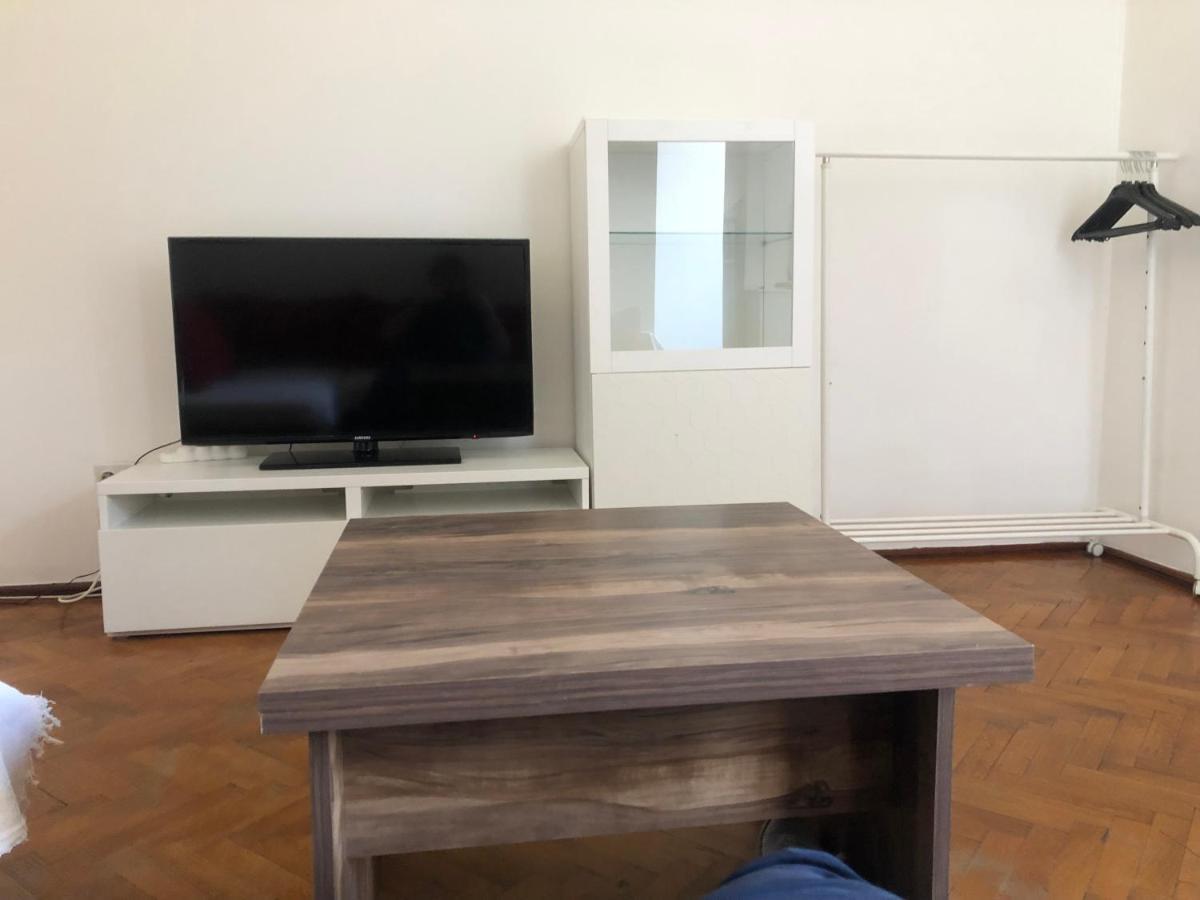 Lovely 1 Bedroom Apartment Close To Old Town Bucarest Esterno foto