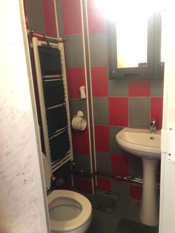 Lovely 1 Bedroom Apartment Close To Old Town Bucarest Esterno foto