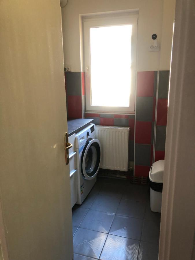 Lovely 1 Bedroom Apartment Close To Old Town Bucarest Esterno foto